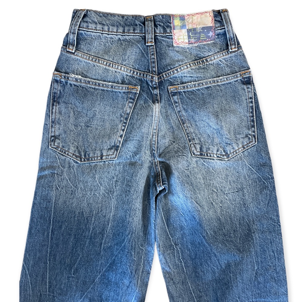 39. NWT Free People With The Band Relaxed Jeans In Blue